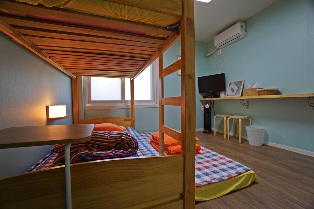 710 Guesthouse Yellow Μπουσάν Δωμάτιο φωτογραφία