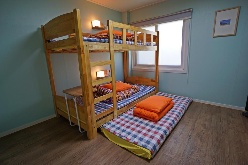 710 Guesthouse Yellow Μπουσάν Δωμάτιο φωτογραφία
