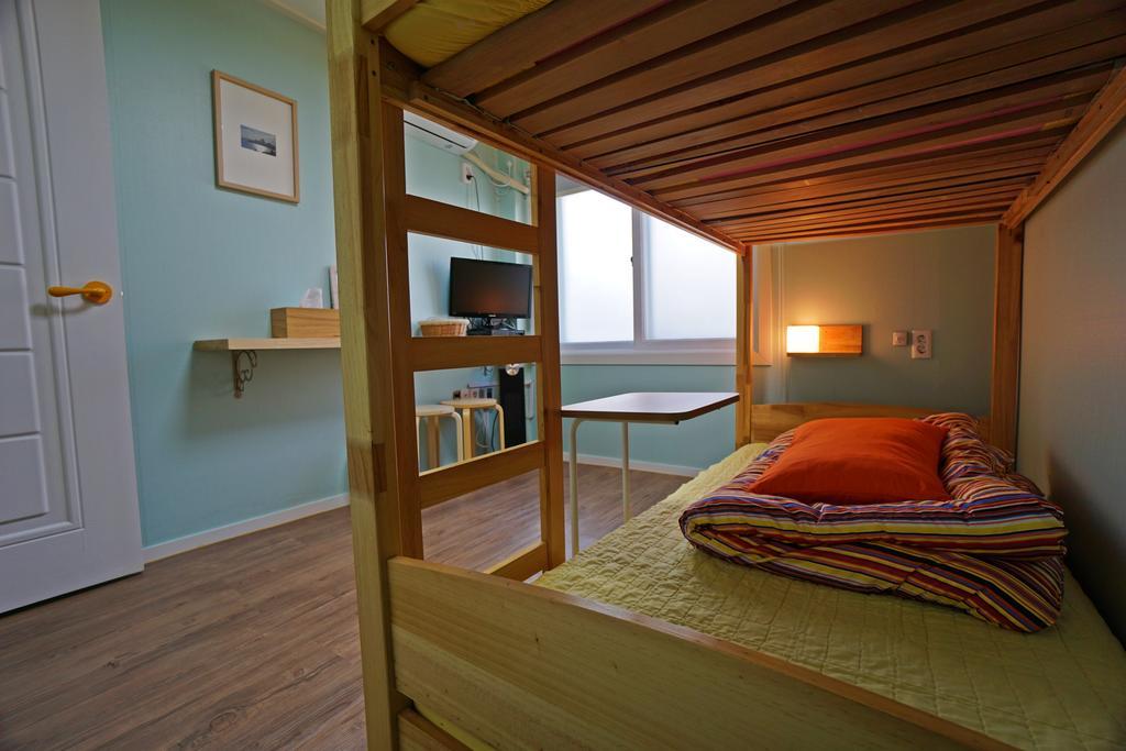 710 Guesthouse Yellow Μπουσάν Δωμάτιο φωτογραφία