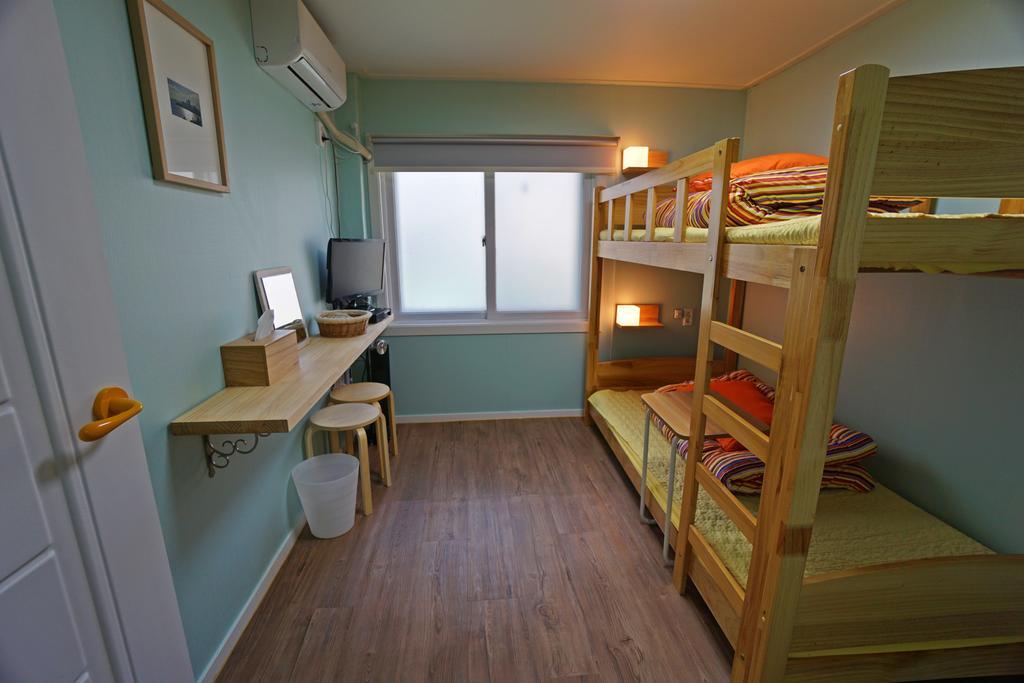 710 Guesthouse Yellow Μπουσάν Δωμάτιο φωτογραφία