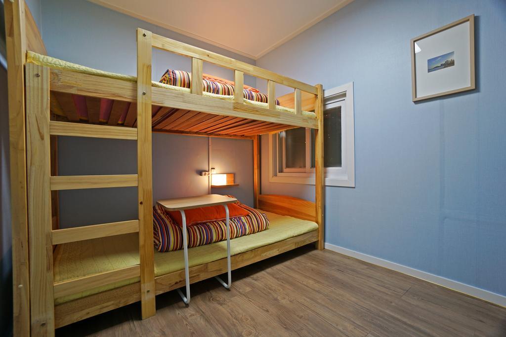 710 Guesthouse Yellow Μπουσάν Δωμάτιο φωτογραφία